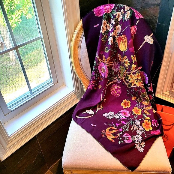 Vintage GUCCI-FLORA collection hand-rolled 100% seta silk scarf - Picture 1 of 17